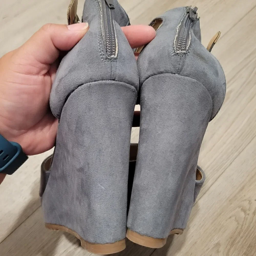 Sugar Hamptons Womens Gray Covered  Peep Toe Ankle Strap Back Zip Wedge Size 9